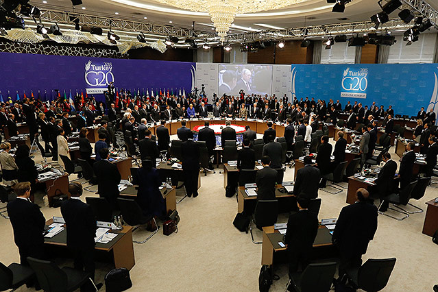 Die Teilnehmer des G20 Gipfels bei einer Gedenkminute in Antalya