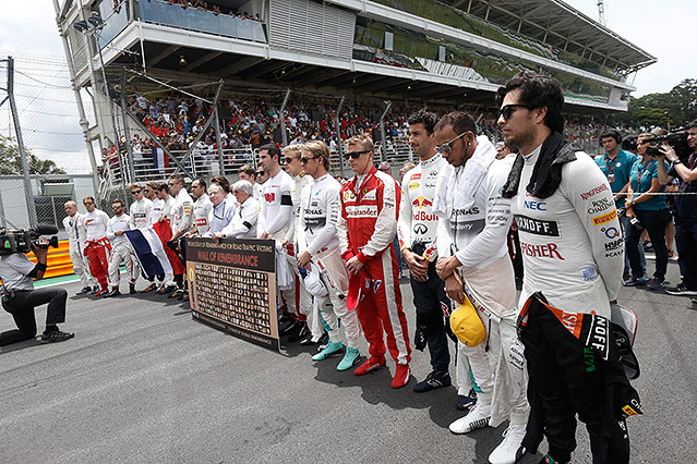 Formel-1-Fahrer bei einer Gedenkminute in Sao Paolo beim Garnd Prix von Brasilien