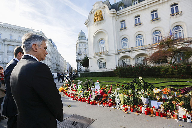 Bundeskanzler Werner Faymann (SPÖ) bei einer Gedenkminute in Wien bei der französischen Botschaft