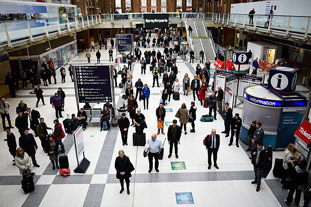 
Menschen bei einer Gedenkminute in der Station Liverpool Street auf einem Bahnhof in London