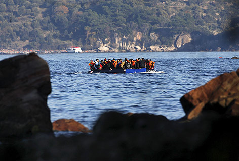Menschen mit Rettungswesten auf einem Schlauchboot bei Lesbos