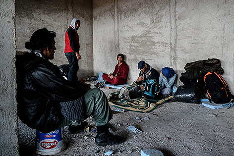 Flüchtlinge in einem verlassenen Haus in Cesme