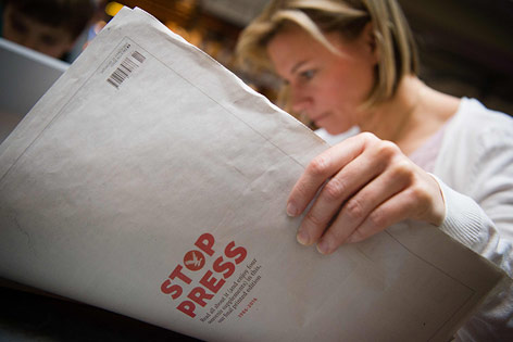 Eine Frau liest die letzte Ausgabe des "The Independent"