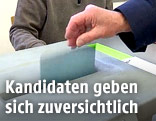 Anonyme Person wirft einen Stimmzettel in eine Urne