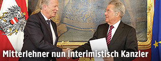 Der interimistische Bundeskanzler Reinhold Mitterlehner (ÖVP) und Bundespräsident Heinz Fischer (SPÖ)