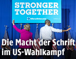 Hillary Clinton und Barack Obama vor dem Schriftzug "Stronger Together"
