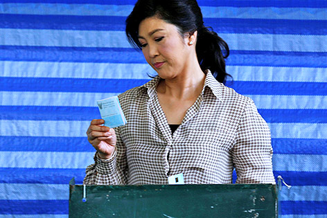 Thailands Ex-Premierministerin Yingluck Shinawatra bei ihrer Stimmabgabe