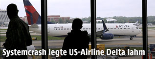 Flugpassagier betrachtet eine Delta-Airlines-Maschine