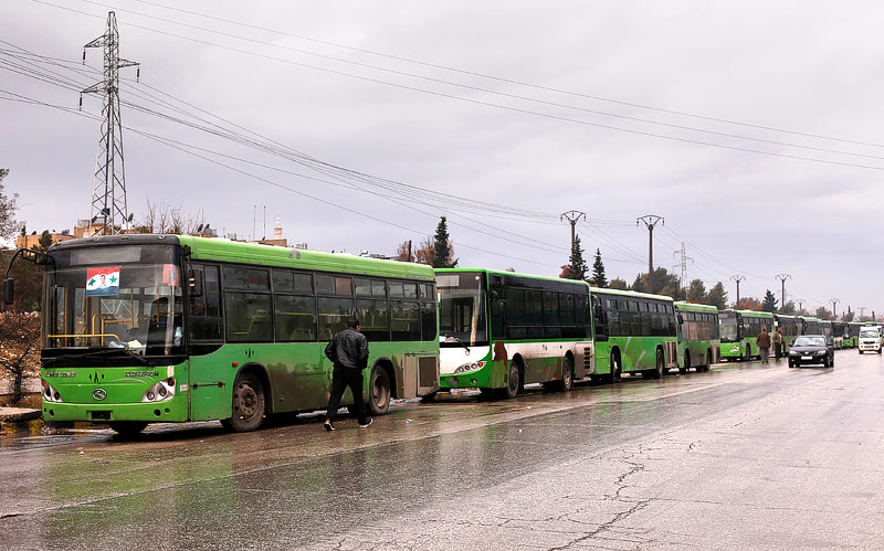 Busse warten auf Flüchtlinge in Aleppo