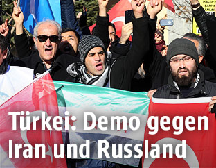Demonstranten vor der russischen Botschaft in Ankara