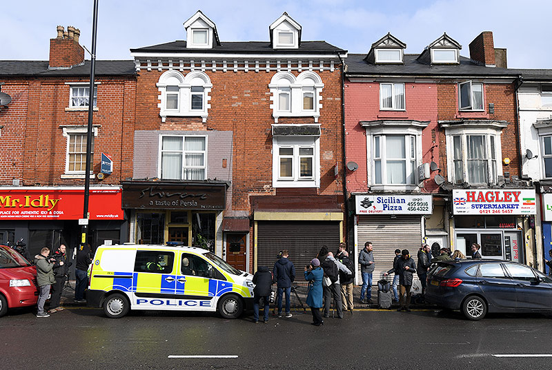 Polizisten und Journalisten in Birmingham, London