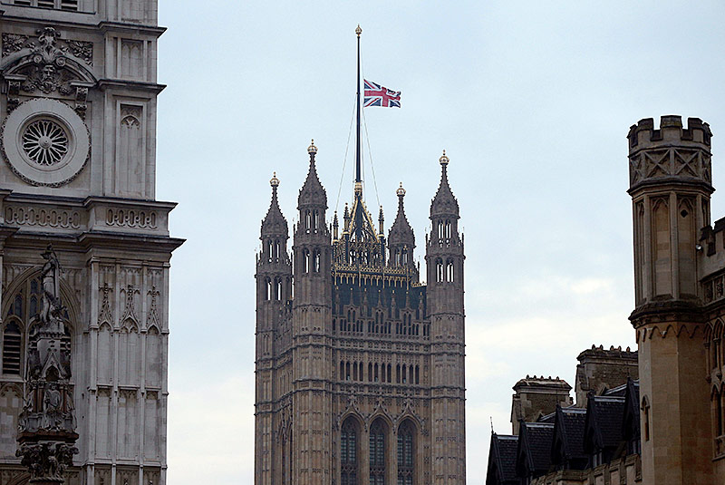 Britsiche Fahne des House of Parliament in London auf Halbmast