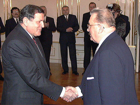 Der slowakische Premierminister Vladimir Meciar und der noch amtierenden Präsident Michal Kovac, 1998
