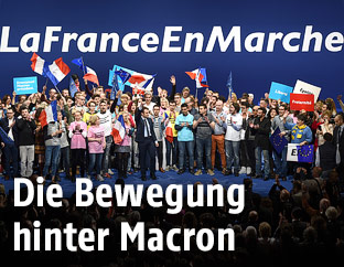Französischer Präsidentschaftskandidat Emmanuel Macron vor dem Slogan "En Marche!"