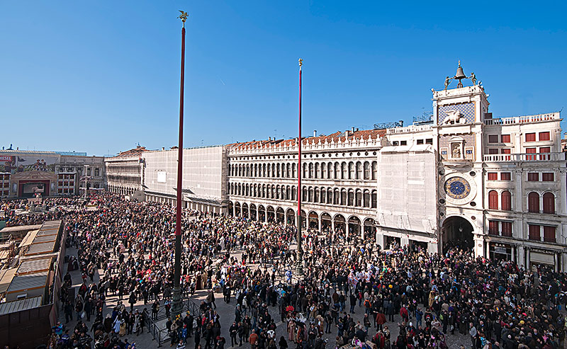 Überfüllter Markusplatz in Venedig