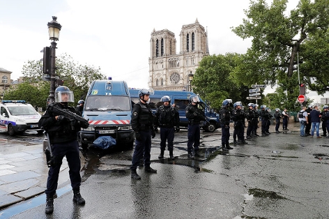 Polizisten vor der Notre Dame