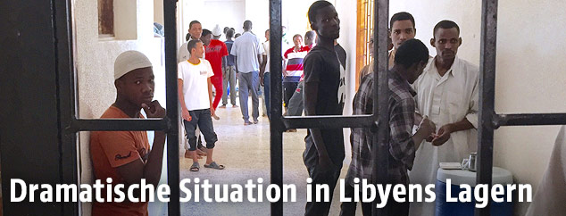Aus Afrika geflüchtete Menschen in einem Camp in Misrata, Libyen