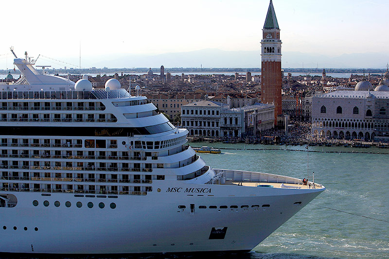 Kreuzfahrtschiff in Venedig
