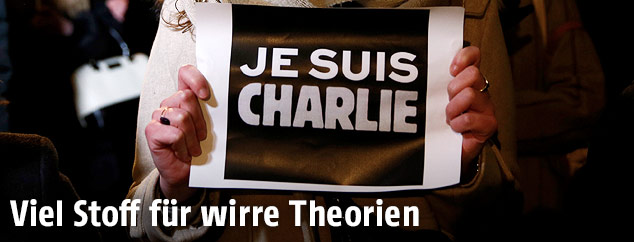 Frau hält Schild mit der Aufschrift "Je suis Charlie"