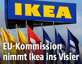 IKEA-Schild und Fahnen
