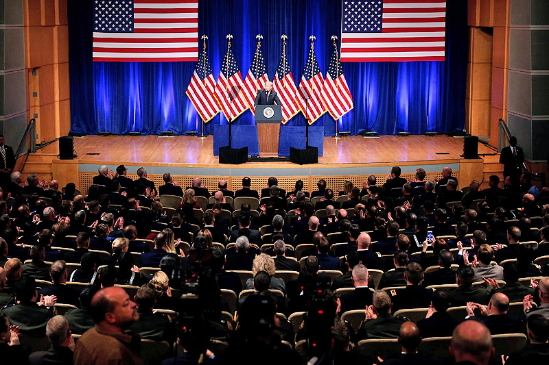 Blick vom Zuschauerraum auf das Podium mit US-Präsident Donald Trump