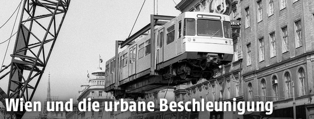 Einhebung der ersten U-Bahn-Garnitur in den Tunnel 1973