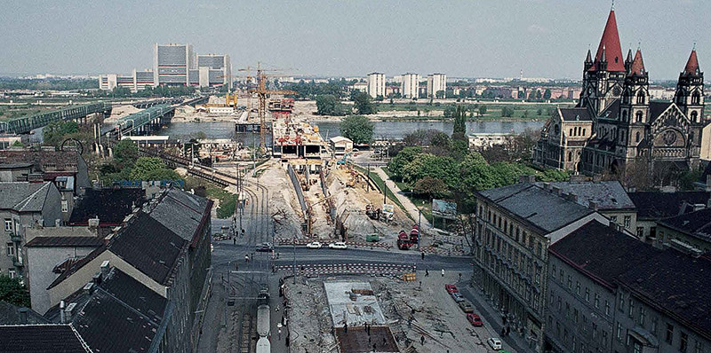 Neubau der Reichsbrücke mit U-Bahntrasse im Jahr 1980