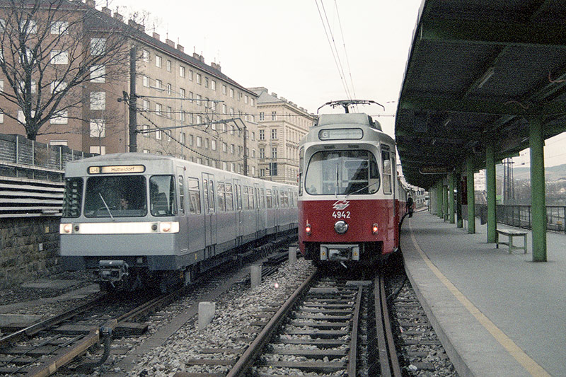 U4 und Stadtbahn in der Station Friedensbrücke im Jahr 1988