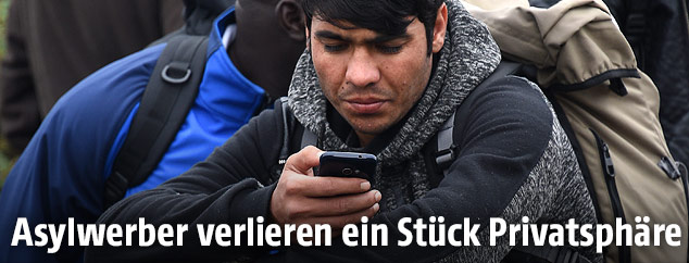 Flüchtling mit Handy