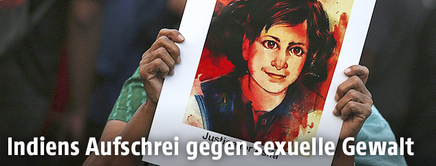 Protestschild zeigt Porträt eines Vergewaltigungopfers in Indien