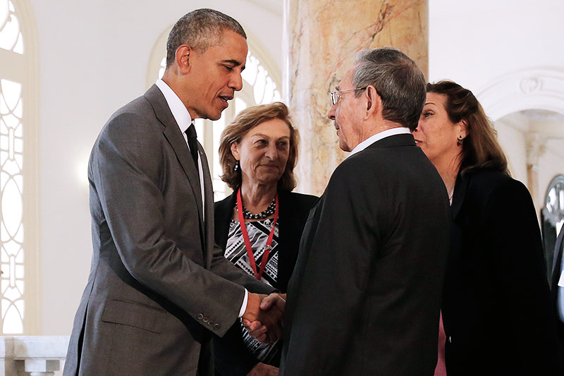 Barack Obama schüttelt Raul Castro die Hand