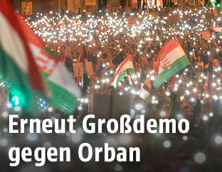 Zehntausende Ungarn demonstrieren in Budapest