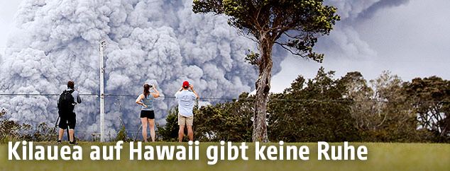 Menschen fotografieren die Aschwolke des Vulkans Kilauea