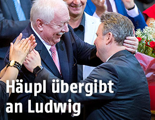 Wiens Bürgermeister Michael Häupl umarmt seinen Nachfolger Michael Ludwig