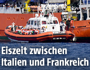 Flüchtlinge werden von der "Aquarius" auf ein Schiff der italienischen Küstenwache transferiert