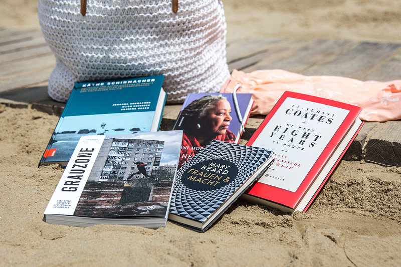 Bücher auf einem Strand