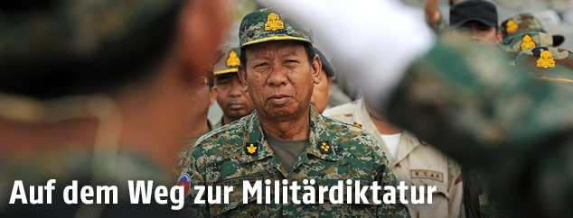 Kambodschanischer Soldat salutiert vor dem Verteidigungsminister