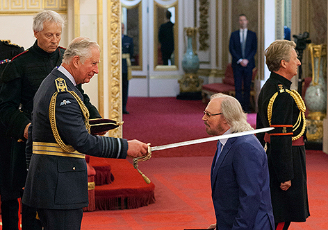 Barry Gibb erhielt Ritterschlag von Prinz Charles