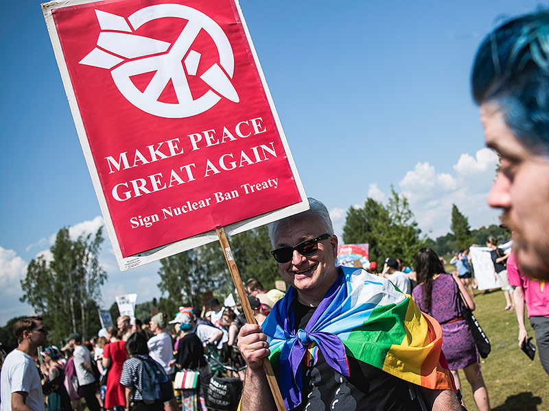 Demonstrant in Helsinki mit dem Schild "Make peace great again"