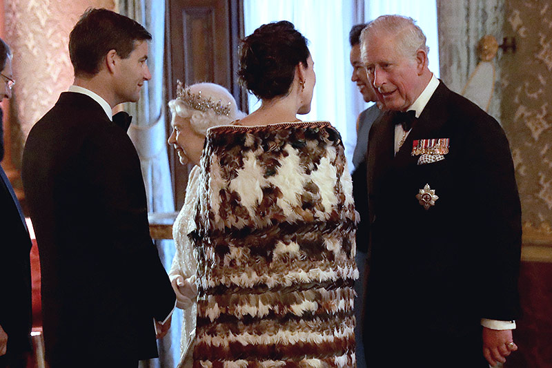 Die neuseeländische Premierministerin Jacinda Ardern im traditionellen Maori-Mantel zu Besuch bei Prinz Charles und Queen Elizabeth