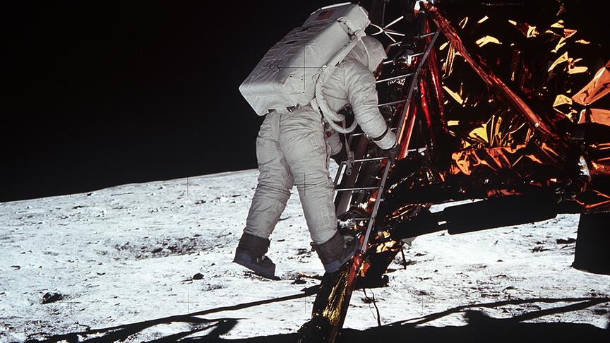 Buzz Aldrin verlässt die Mondlandefähre
