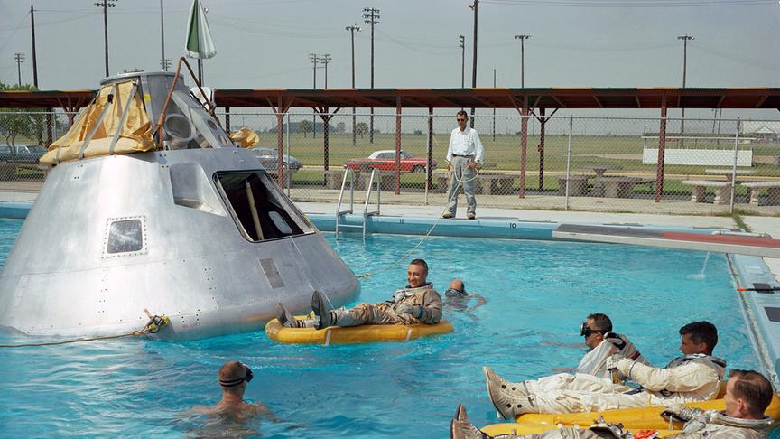 Die Astronauten von Apollo 1 in einem Swimmingpool