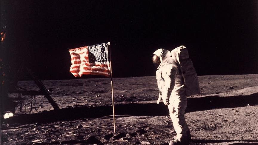 US-Fahne und Buzz Aldrin auf der Mondoberfläche