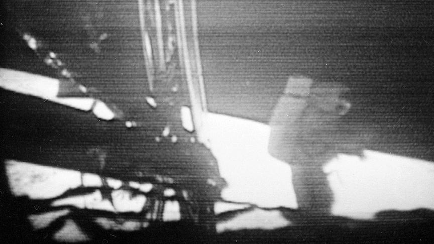 Neil Armstrong beim Verlassen der Mondlandefähre