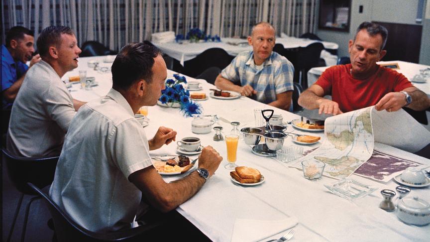 Aldrin, Collins, Armstrong und Donald „Deke“ Slayton beim Frühstück