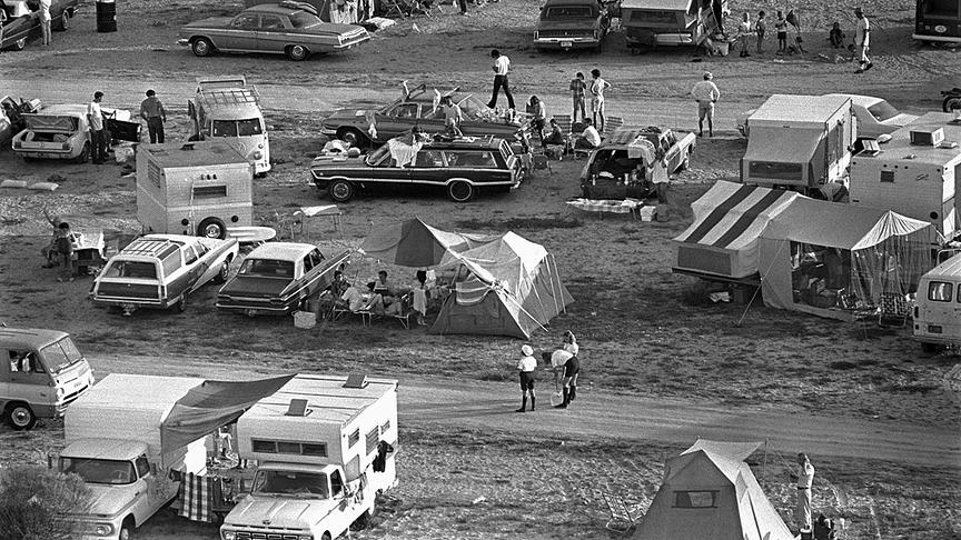 Autos und Zelte auf einem Strand in Florida
